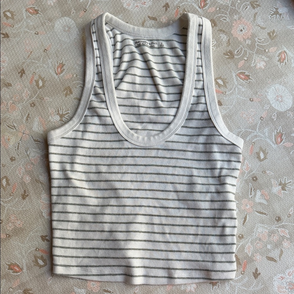 Abercrombie & Fitch Essential Scoopneck Tank